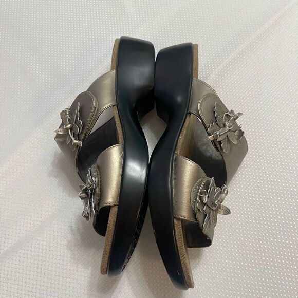 Dansko Donna Slide Pewter Leather Flower Bronze Sandals Size 39 US 8.5 8 1/2 - Picture 6 of 7